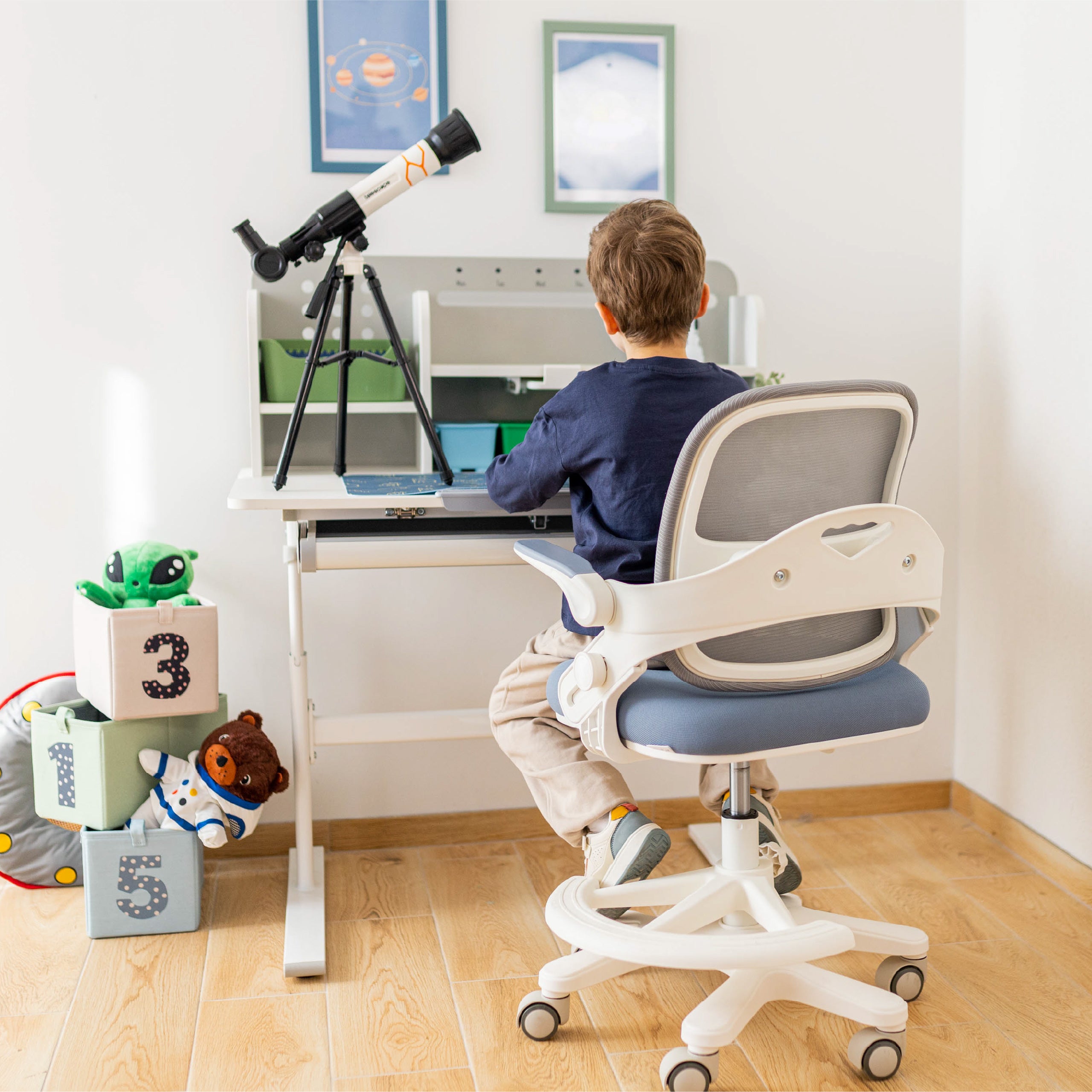 Ergonomický dětský stůl Mark Adler Study 5.0 Grey 90 cm