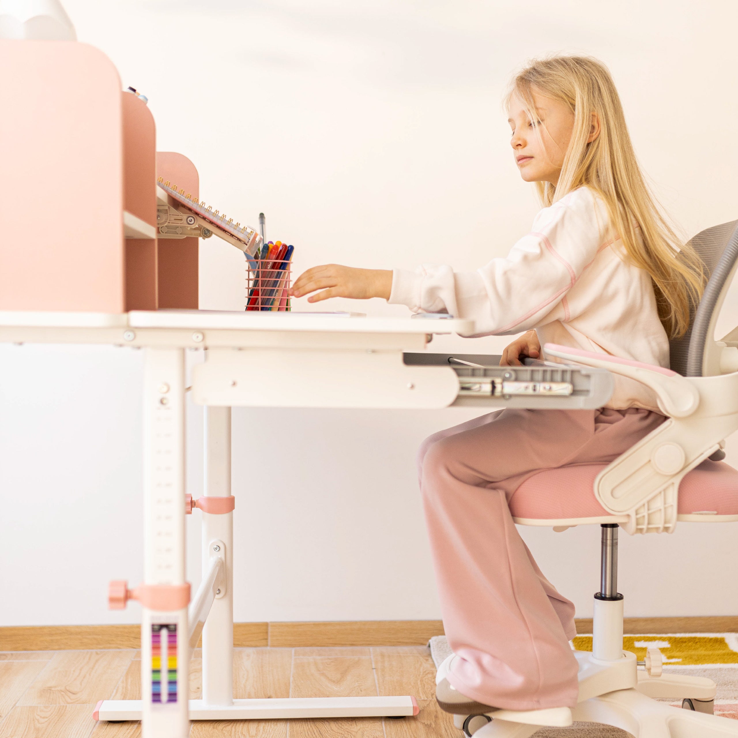 Ergonomický dětský psací stůl Mark Adler Study 5.0 Pink 90 cm