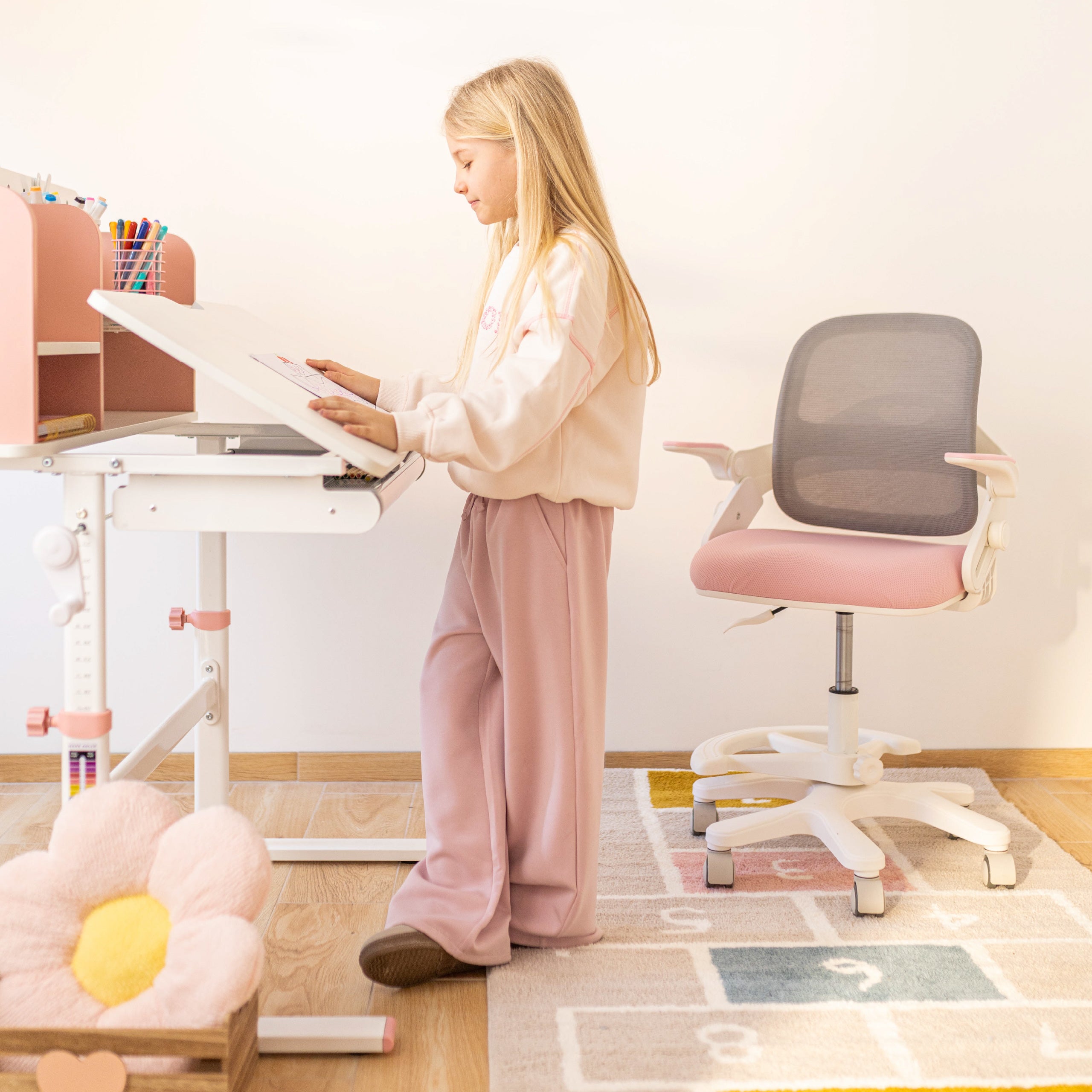 Ergonomický dětský psací stůl Mark Adler Study 5.0 Pink 90 cm