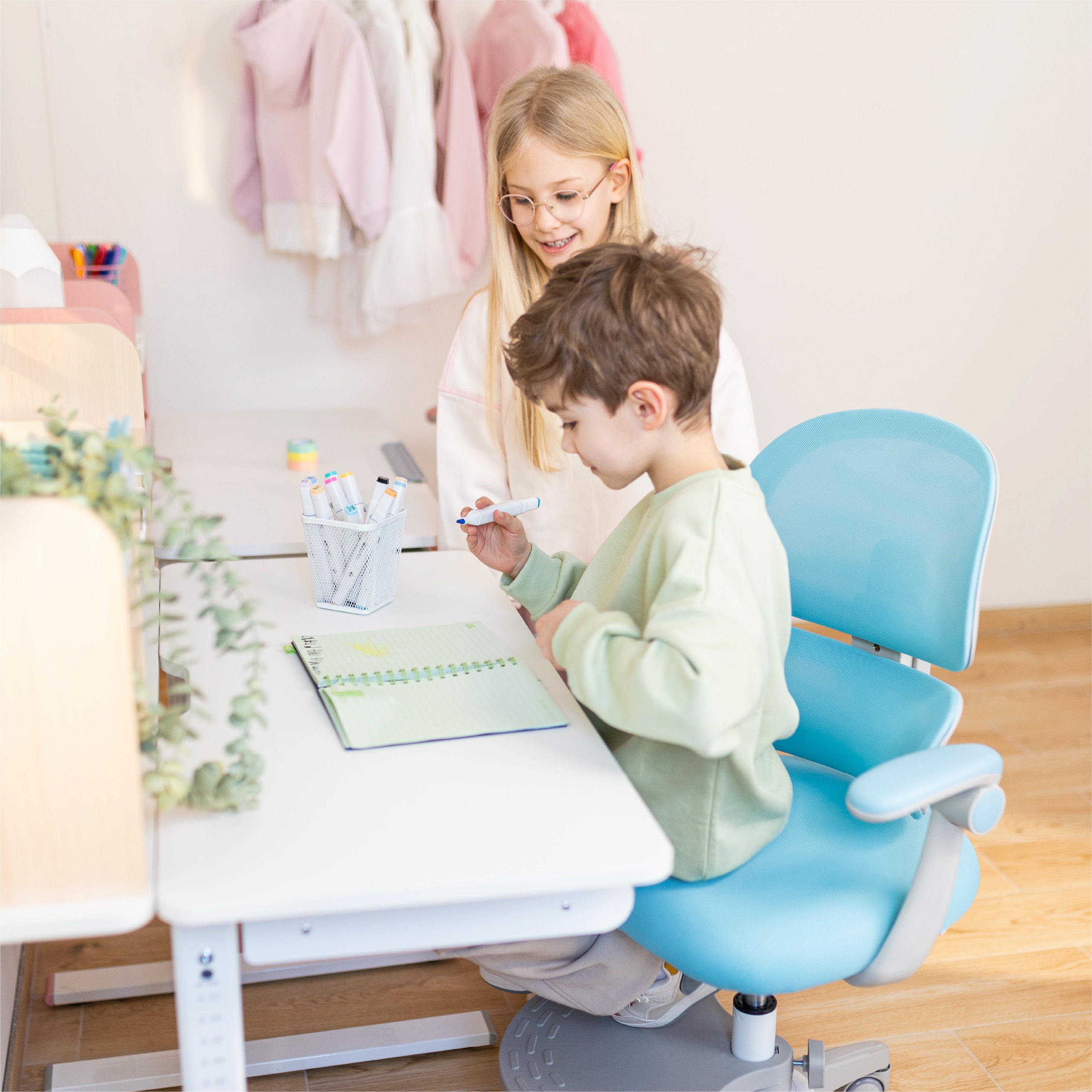 Ergonomické křeslo pro děti Mark Adler Junior 4.4 Blue