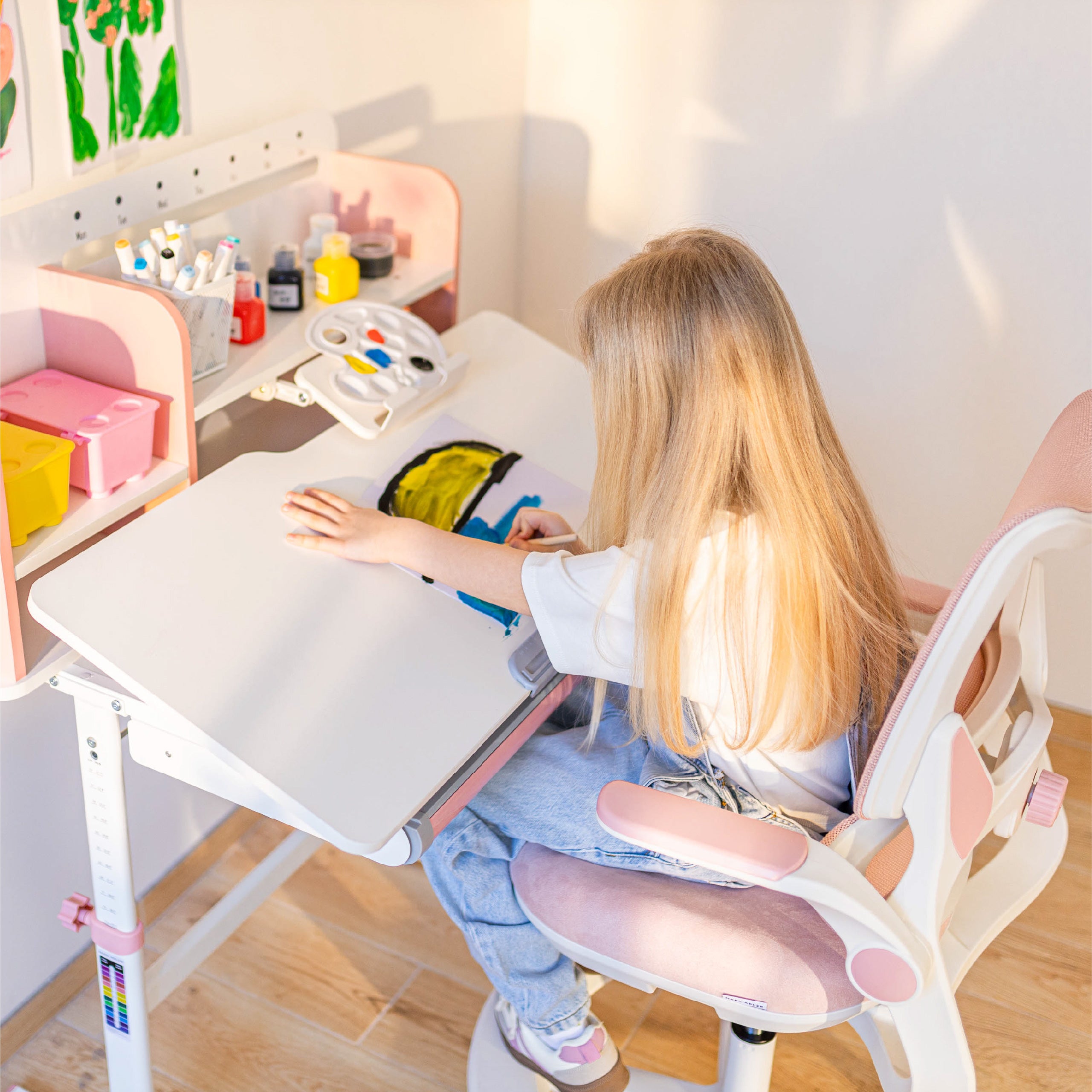 Ergonomický dětský psací stůl Mark Adler Study 5.0 Pink 90 cm